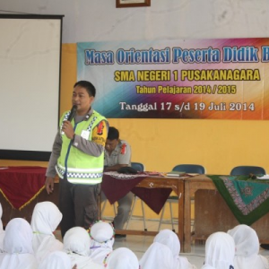 Bapak polisi sedang memberikan penghargaan