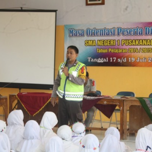 Bapak polisi sedang memberikan penghargaan